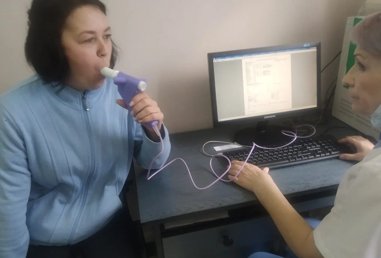 Врачи Правдинской больницы исследуют функцию внешнего дыхания пациентов на современном оборудовании