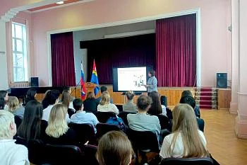 Заместитель главного врача по поликлинической работе Елена КУДРЯШОВА провела уроки профориентации для школьников