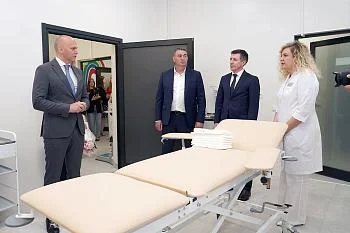 Алексей Беспрозванных посетил открытие детской поликлиники на Молодой Гвардии