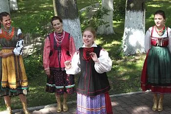 Перед пациентами и медперсоналом больницы выступил ансамбль русской песни "Летавица" 