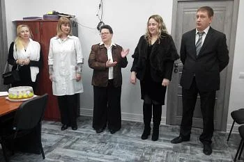 Депутат горсовета Калининграда Алина Васичева поздравила сотрудниц больницы  с 8 марта