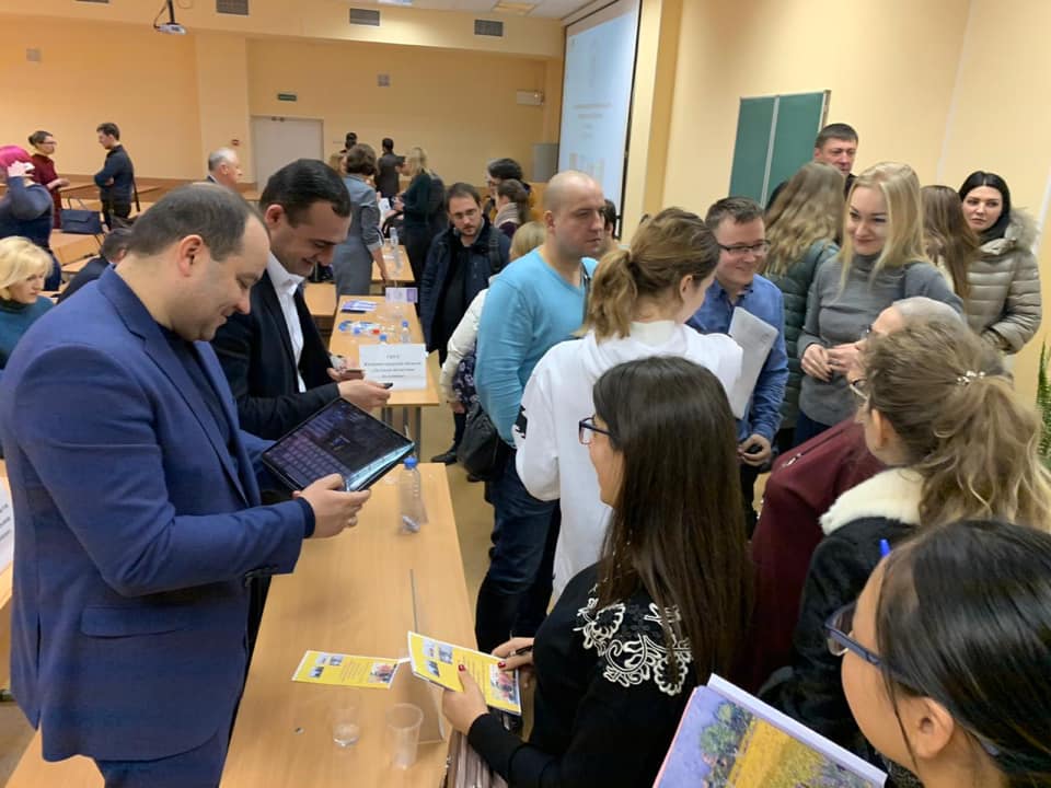 Главный врач Городской больницы № 2 Степан Миракян принял участие в ярмарке вакансий, которая прошла в Санкт-Петербурге