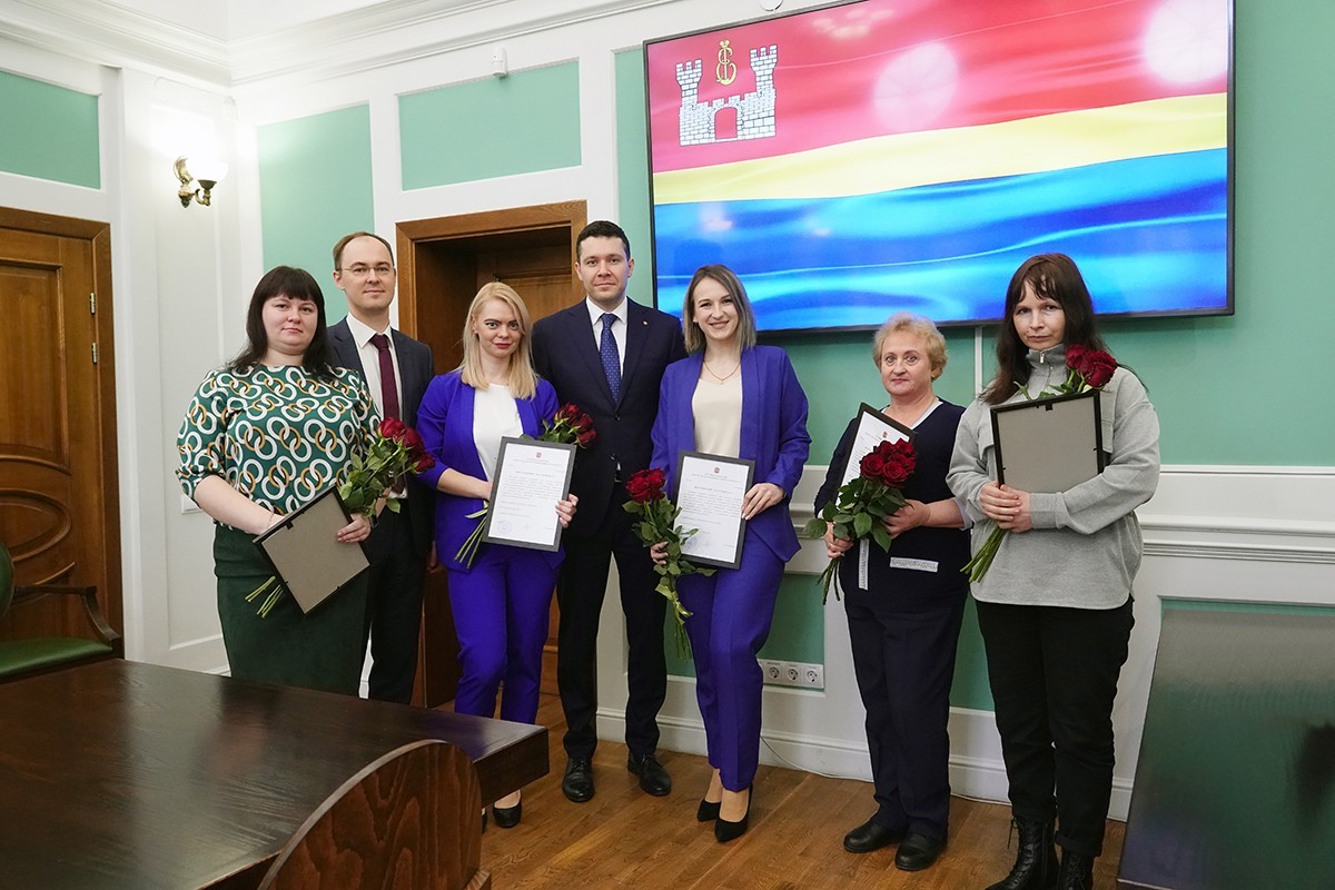 Антон Алиханов вручил медикам первые региональные жилищные сертификаты